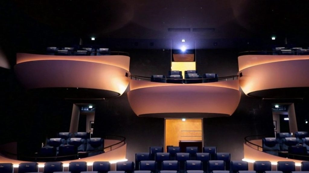 Cinéma : une salle d’un nouveau genre va ouvrir à Mougins
Le cinéma du futur va ouvrir à Mougins, près de Nice. Il dispose de balcons, d’un confort XXL et même un bar à l'intérieur de la salle.