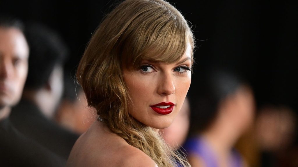 Taylor Swift dévoile enfin "The Tortured Poets Department", son onzième opus et, surprise, c'est un double album
La star avait annoncé sa sortie en février lors de la cérémonie de remise des Grammy Awards, les prestigieuses récompenses américaines de la musique où elle a remporté, pour la quatrième fois, le trophée du meilleur album de l'année.