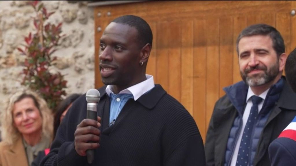 L’acteur Omar Sy inaugure un cinéma à son nom à Trappes
Samedi 27 avril, le célèbre acteur français a fait le déplacement à Trappes (Yvelines), pour inaugurer un cinéma qui porte son nom. Une manière de rendre hommage à sa ville d’origine et à ses habitants.