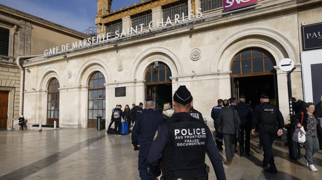 L'association "Marseille en colère !" prône un "plan Marshall" plutôt qu'"un plan de communication", un mois après l'opération "place nette XXL"
L'association doute de l'efficacité de ces opérations antidrogue à Marseille alors que le gouvernement a annoncé mercredi quatre tonnes de drogues et 20 millions d'euros saisis depuis le début de ses opérations sur tout le territoire.