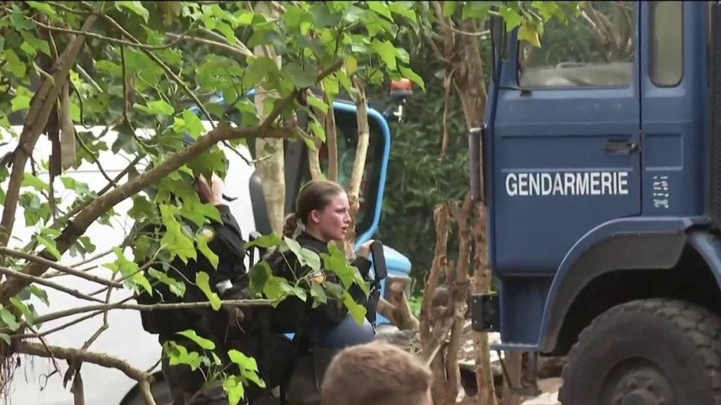 À Mayotte, les débuts de l'opération "place nette" contre l'insécurité
L'opération "Mayotte place nette" a débuté mardi 16 avril. Lancée par le gouvernement pour répondre à l'insécurité sur le territoire mahorais, elle devrait mobiliser d'importants effectifs policiers et militaires sur 11 semaines.