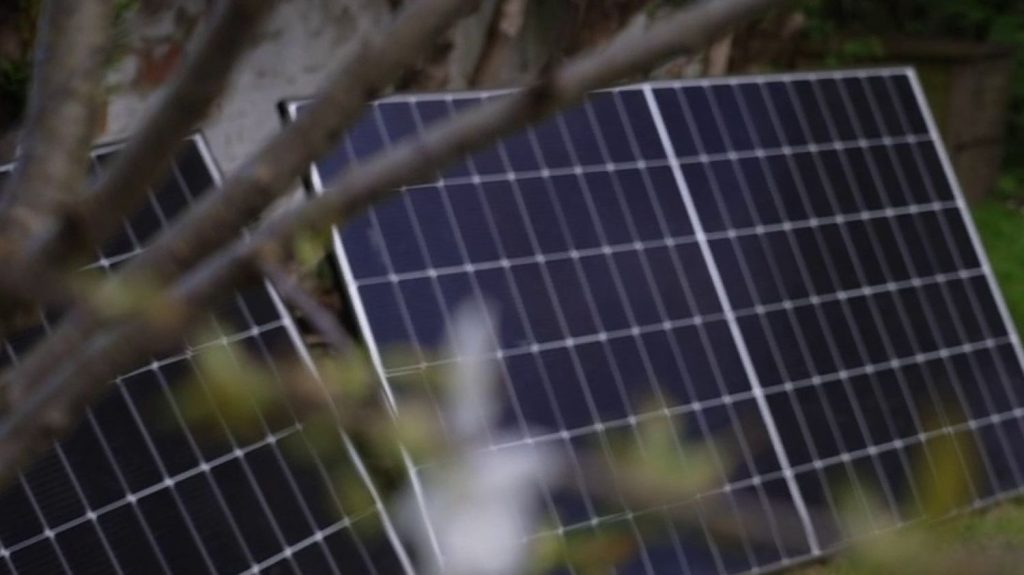Énergie : les panneaux solaires en kit sont-ils vraiment rentables ?
Moins chers et plus faciles à installer, les panneaux solaires en kit ont le vent en poupe. De plus en plus présents dans les rayons, sont-ils vraiment rentables pour les particuliers ? Décryptage.