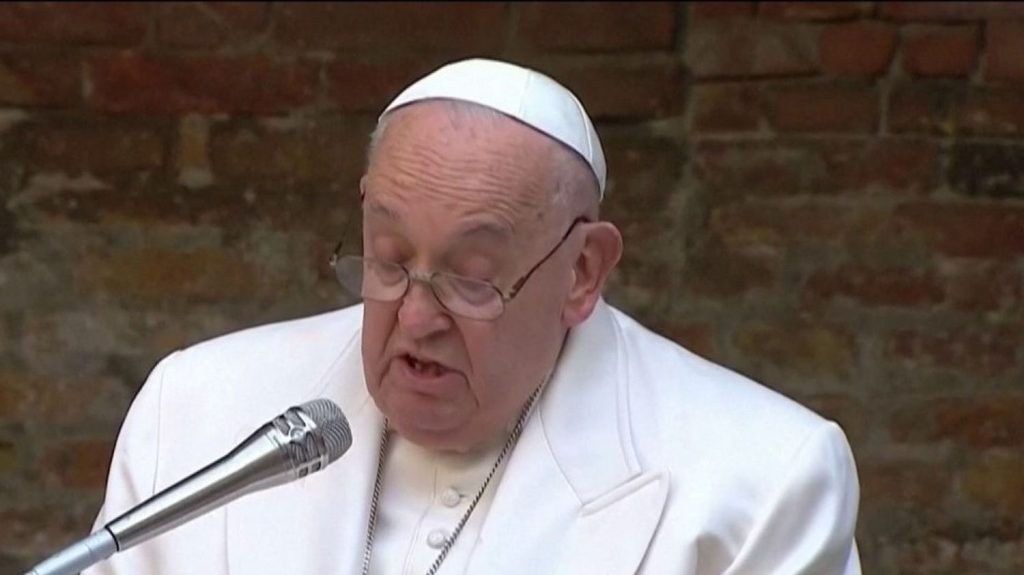 Italie : le pape François en déplacement à Venise, son premier depuis plus de sept mois
Fragilisé par une santé déclinante, le souverain pontife a effectué son premier voyage hors du Vatican, dimanche 28 avril, à Venise (Italie), depuis sept mois. Il s’était alors rendu à Marseille (Bouches-du-Rhône).