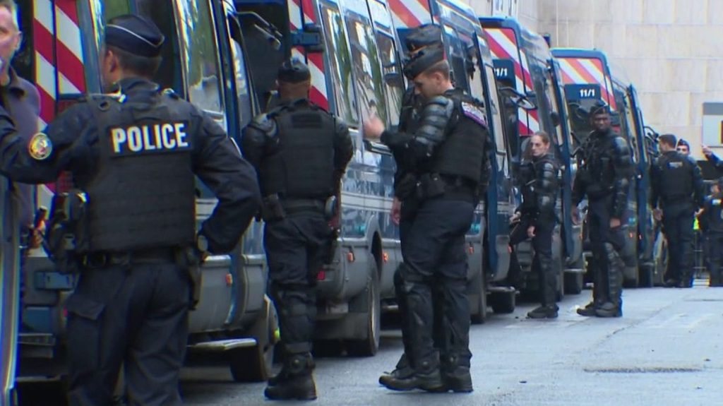 Paris 2024 : 15 bénévoles fichés S ont été écartés
Quelques mois avant le début des Jeux olympiques de Paris 2024, la sécurité représente un chantier titanesque. Le ministère de l'Intérieur doit vérifier les profils du million de bénévoles.