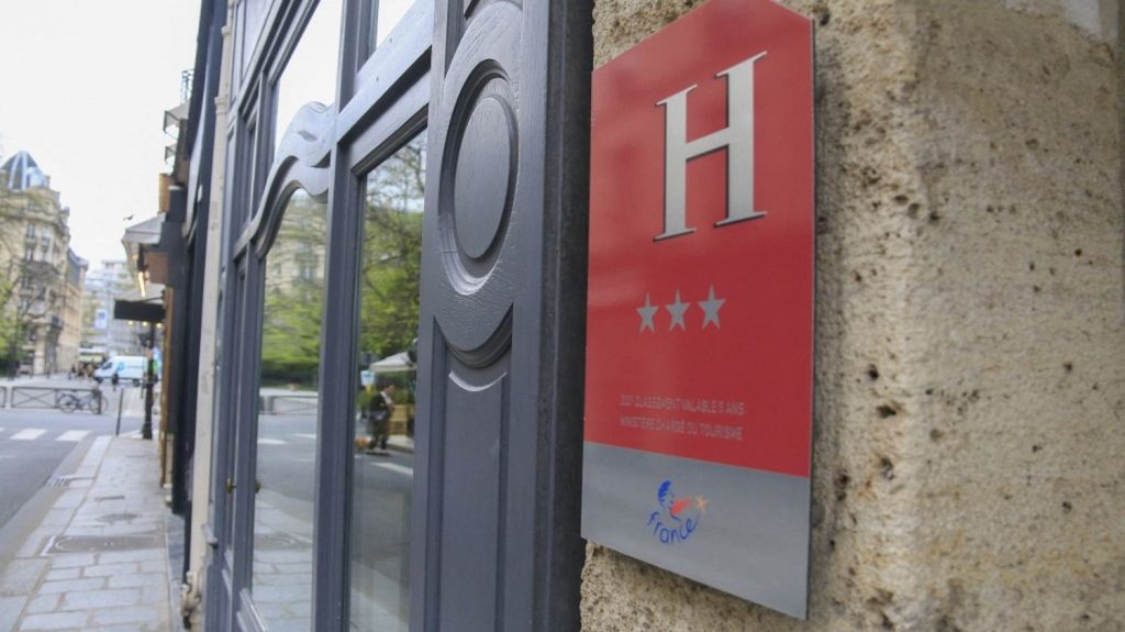 Reportage
"Je pensais que l'hôtel allait être un peu plus occupé" : les établissements franciliens n'arrivent pas à faire le plein pour Paris 2024
Selon l'Umih (Union des métiers et des industries de l'hôtellerie), le taux de remplissage des hôtels est de 64% en moyenne pour la quinzaine olympique, alors que la compétition débute dans 100 jours.