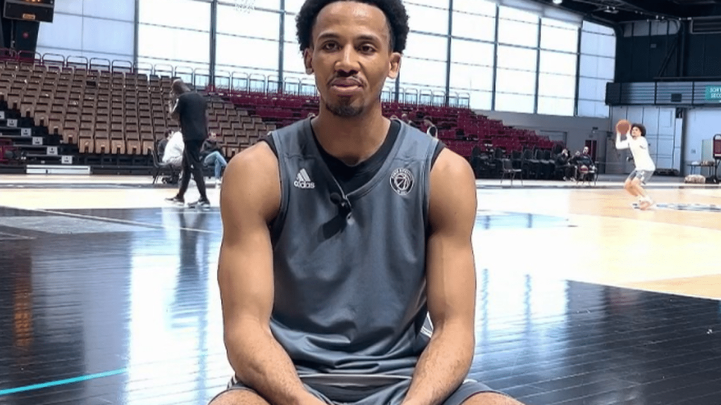 Basket : le rebond de Mehdy Ngouama, meneur de jeu du Paris Basketball
La première manche de la finale de l'Eurocoupe de basket opposera, mardi 9 avril, le Paris Basketball et la Jeunesse laïque de Bourg-en-Bresse. À cette occasion, le journaliste Samuel Ollivier, présent sur le plateau du 8 Heures, s'intéresse au parcours de Mehdy Ngouama, meneur de jeu du Paris Basketball.