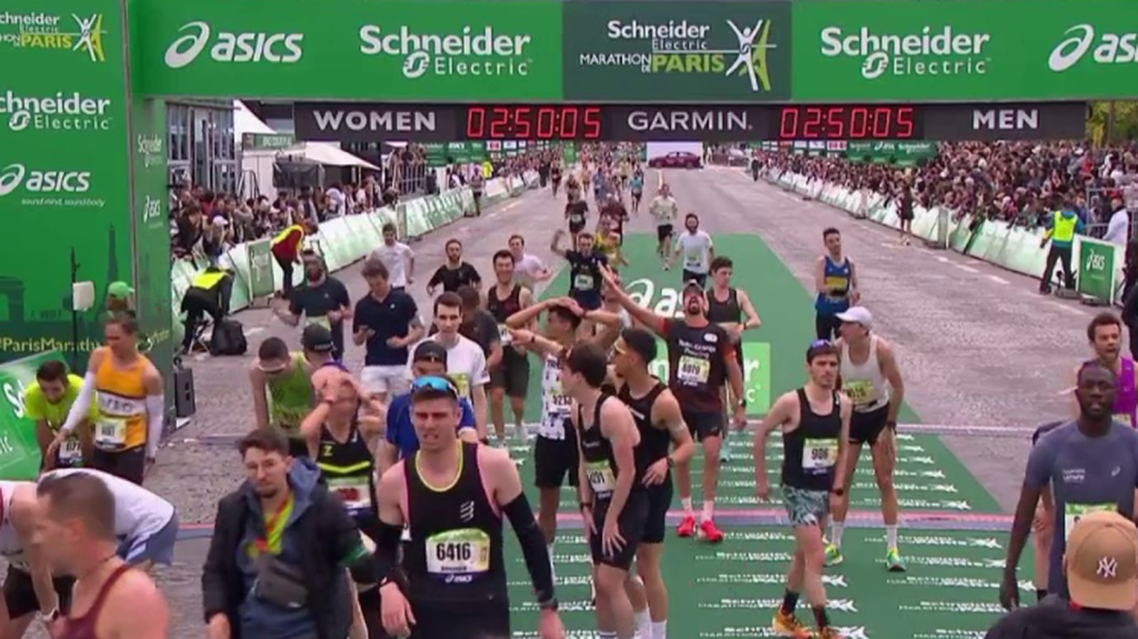 Marathon de Paris 2024 : sur la ligne d'arrivée, la fierté des participants
Le marathon de Paris a eu lieu dimanche 7 avril. France Télévisions est allé à la rencontre des participants à la ligne d'arrivée, qui ne cachent pas leur fierté d'avoir couru 42 kilomètres.