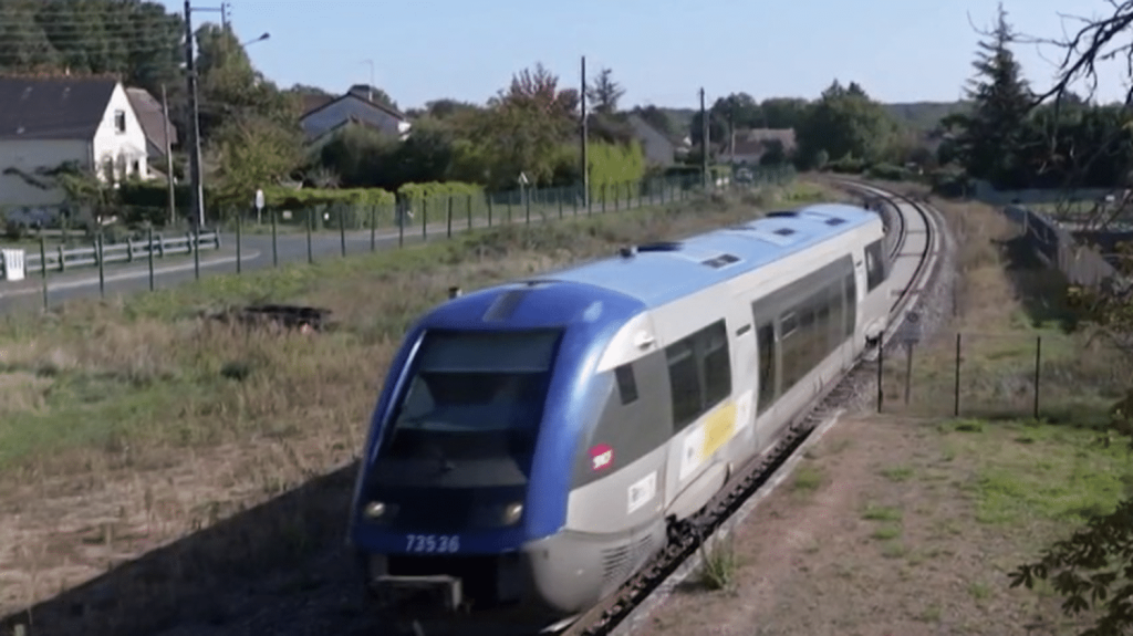 Pass rail : près de 700 000 jeunes pourront en bénéficier durant l'été 2024
Près de 700 000 jeunes pourront voyager en TER et Intercités pendant l'été 2024, de manière illimitée, pour un tarif de 49 euros par mois, grâce au pass rail. Le forfait, qui est à l'état d'expérimentation, est inspiré du modèle allemand.