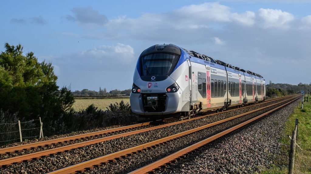 Podcast
Pass rail, tentative de meurtre au collège et un "écoscore" pour les vêtements : ça dit quoi ce 4 avril ?
Ce jeudi 4 avril, le "Pass rail" sera finalement bien expérimenté cet été pour les moins de 27 ans, un nouveau drame du harcèlement scolaire à Montpellier, et les vêtements pourront bientôt être notés en fonction de leur impact environnemental.