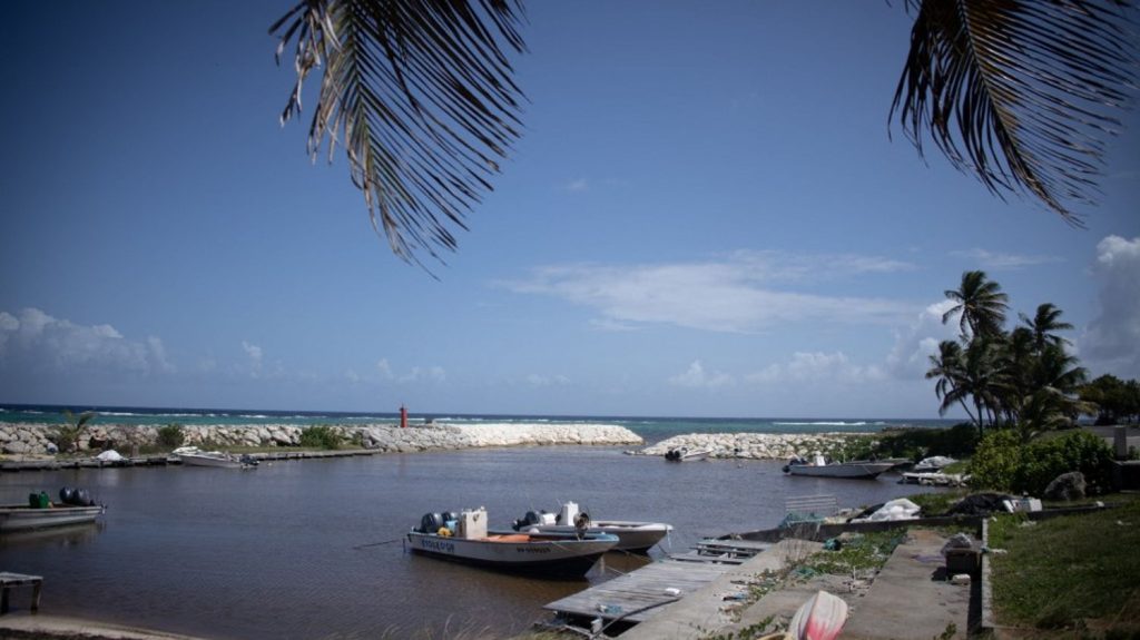 En Guadeloupe, 5 000 foyers toujours confrontés à des pénuries d'eau après des actes de malveillances sur le réseau
Malgré une réparation achevée le 27 mars, des foyers situés "à Goyave, aux Abymes, mais surtout au Gosier et à Saint-François, n'ont pas d'eau de façon continue", a détaillé Marcus Agbekodo, directeur général du syndicat de gestion de l'eau.