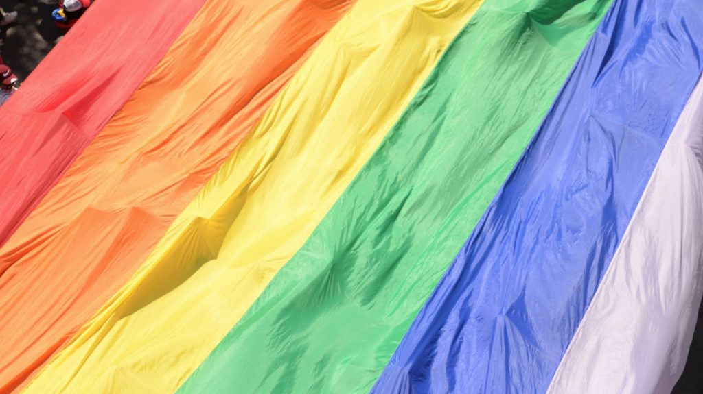 LGBT+ : le climat en entreprise "n'a jamais été aussi progressiste", mais les discriminations persistent
D'après les résultats du baromètre LGBT+ L'Autre Cercle x Ifop publié jeudi, 77% des salarié(e)s considèrent leur organisation comme bienveillante à l'égard de la communauté LGBT+, mais "des zones d'ombre" persistent toujours et encore.