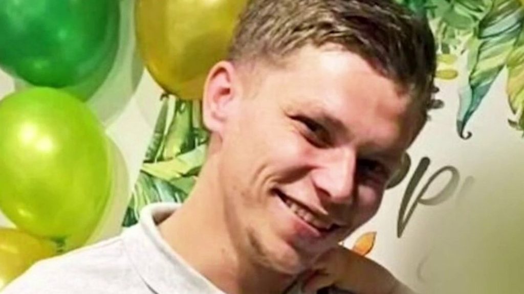 Meurtre à Grande-Synthe : Philippe aurait été victime d'un guet-apens
D'après les premiers éléments de l'enquête, Philippe aurait été victime d'un guet-apens. Le jeune homme est mort des suites de ses blessures après avoir été sauvagement agressé à Grande-Synthe, dans le Nord, dans la nuit du 15 au 16 avril.