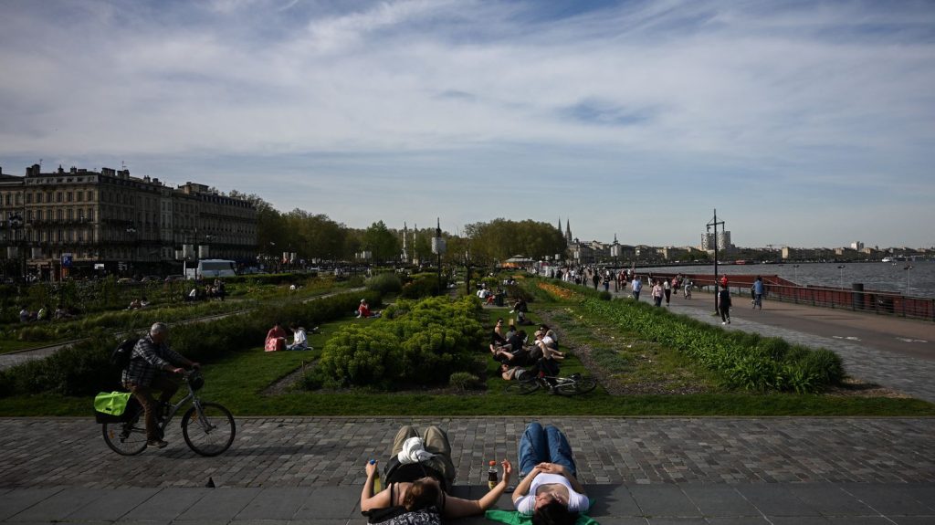 Météo : un pic de chaleur prévu entre jeudi et dimanche en France métropolitaine
Les températures vont grimper ces prochains jours en France métropolitaine. Un phénomène météorologique qui n'a rien à voir avec les poussières venues du Sahara lors du week-end dernier.