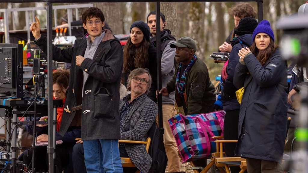 Pierre Niney superstar dans "Fiasco", le pire tournage de film
Pierre Niney incarne un naïf réalisateur de premier film? issu de sa campagne? qui n'est pas prêt à affonter son premier tournage; Une nouvelle série, concue avec le créateur de "Family Business", qui prend la forme d'un faux making off, et sort ce 29 avril sur Netflix.