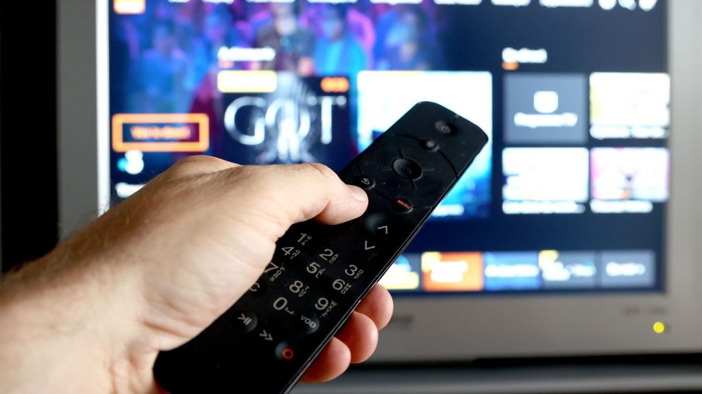 Télévision : les chaînes traditionnelles perdent du terrain, partout dans le monde
La tendance est la même partout dans le monde : on regarde de moins en moins la télé et de plus en plus les plateformes de streaming. Médiamétrie a scruté les usages de 86 pays pendant l'année 2023 et confirme que le linéaire perd encore du terrain.