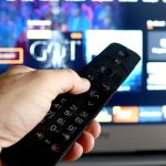 Télévision : les chaînes traditionnelles perdent du terrain, partout dans le monde
La tendance est la même partout dans le monde : on regarde de moins en moins la télé et de plus en plus les plateformes de streaming. Médiamétrie a scruté les usages de 86 pays pendant l'année 2023 et confirme que le linéaire perd encore du terrain.
