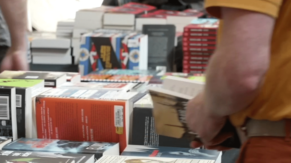 Littérature : "cosy crime", le succès des polars en douceur
Le "cosy crime" est un genre littéraire qui a de plus en plus d’adeptes. Ces polars en douceur, qui traitent de meurtres sans évoquer de violences, font un carton dans les librairies.