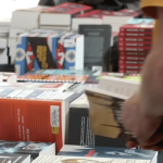 Littérature : "cosy crime", le succès des polars en douceur
Le "cosy crime" est un genre littéraire qui a de plus en plus d’adeptes. Ces polars en douceur, qui traitent de meurtres sans évoquer de violences, font un carton dans les librairies.