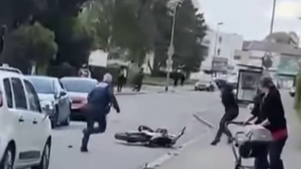Bas-Rhin : un policier blessé lors d'un rodéo urbain
Mardi 16 avril, un mineur âgé de 17 ans a été interpellé alors qu'il faisait de la moto sur une roue près d'un établissement scolaire de Schiltigheim (Bas-Rhin). Le policier qui a tenté de l'arrêter a été blessé au poignet et à la cheville.