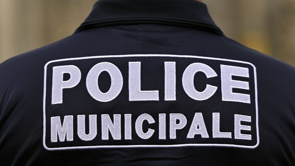 Bourges : deux policiers municipaux en garde à vue après un refus d'obtempérer
Lundi soir, le conducteur d'un scooter a percuté un poteau dans les quartiers Nord de la ville alors que les policiers tentaient de le contrôler.