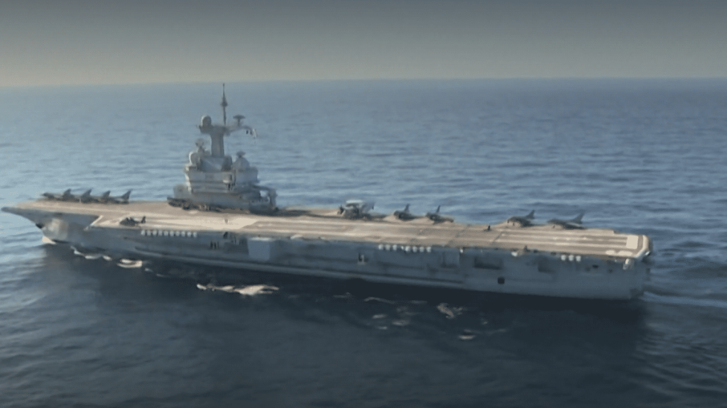 Vrai ou faux
Le porte-avion Charles de Gaulle est-il passé sous le contrôle de l’Otan ?
La participation du porte-avions Charles de Gaulle à une mission de l’Otan a beaucoup fait réagir. Mais dire qu’il est passé sous le contrôle de l’Otan est exagéré.