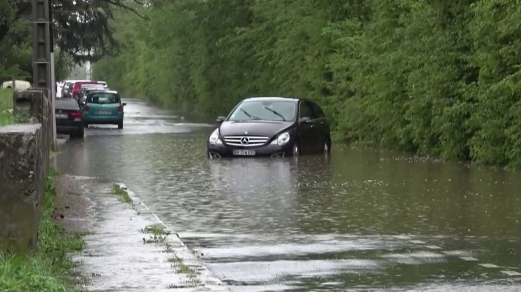 Rhône : des précipitations records
Dans le département du Rhône, l'autoroute A47 a été momentanément coupée entre Lyon et Saint-Étienne en raison des fortes pluies qui constituent un record de précipitations.