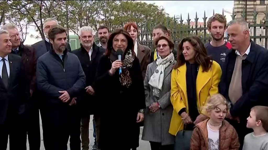 Paris 2024 : "Toutes les équipes sont prêtes" à accueillir la flamme olympique, assure la présidente de la métropole Aix-Marseille-Provence
Le Belem, vaisseau de la flamme olympique sur la Méditerranée, va commencer son grand voyage vers la France samedi 27 avril. Martine Vassal, présidente de la métropole Aix-Marseille-Provence, invitée du 19/20 info vendredi, ne cache pas son excitation et sa joie de l’accueillir le 8 mai prochain dans la cité phocéenne.