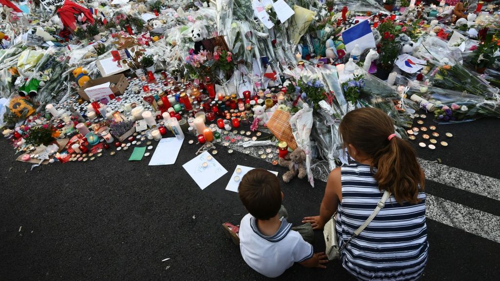 Témoignages
"Ce soir-là, j'ai vraiment quitté le monde des enfants" : ces victimes de l’attentat de Nice se préparent à témoigner lors du procès en appel
Le procès en appel de l'attentat de Nice, qui avait fait 86 morts le 14 juillet 2016 sur la Promenade des Anglais, s'ouvre lundi. Des victimes de l’attentat, à l'époque mineures, vont témoigner. Certains l’ont déjà fait et pour d’autres, ce sera la première fois.