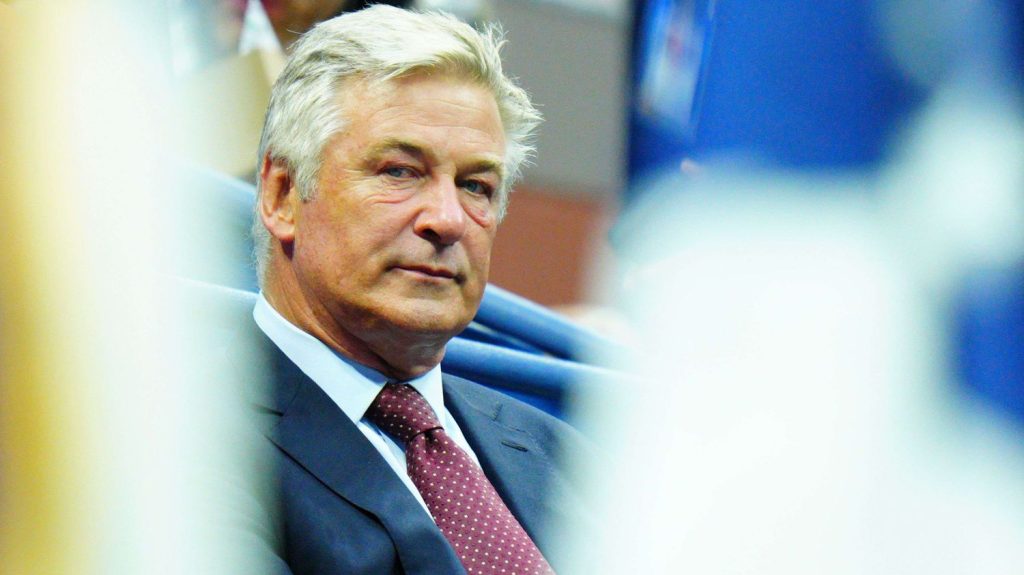 Tir mortel sur le film "Rust" : en amont du jugement, les procureurs dénoncent les "mensonges" de l'acteur Alec Baldwin
Les procureurs en charge de l'affaire considèrent que l'acteur Alec Baldwin a "menti éhontément" pour se dédouaner du tir mortel qui a coûté la vie à la directrice de la photographie de son western "Rust".