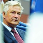 Tir mortel sur le film "Rust" : en amont du jugement, les procureurs dénoncent les "mensonges" de l'acteur Alec Baldwin
Les procureurs en charge de l'affaire considèrent que l'acteur Alec Baldwin a "menti éhontément" pour se dédouaner du tir mortel qui a coûté la vie à la directrice de la photographie de son western "Rust".
