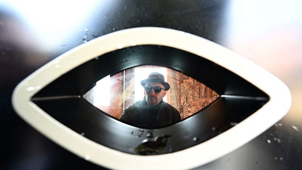 Des collages XXL à l'Orient-Express, JR veut "changer les perspectives"
Le photographe français s'est lancé dans un "projet fou" : décorer tout un wagon du Venice Simplon-Orient-Express.
