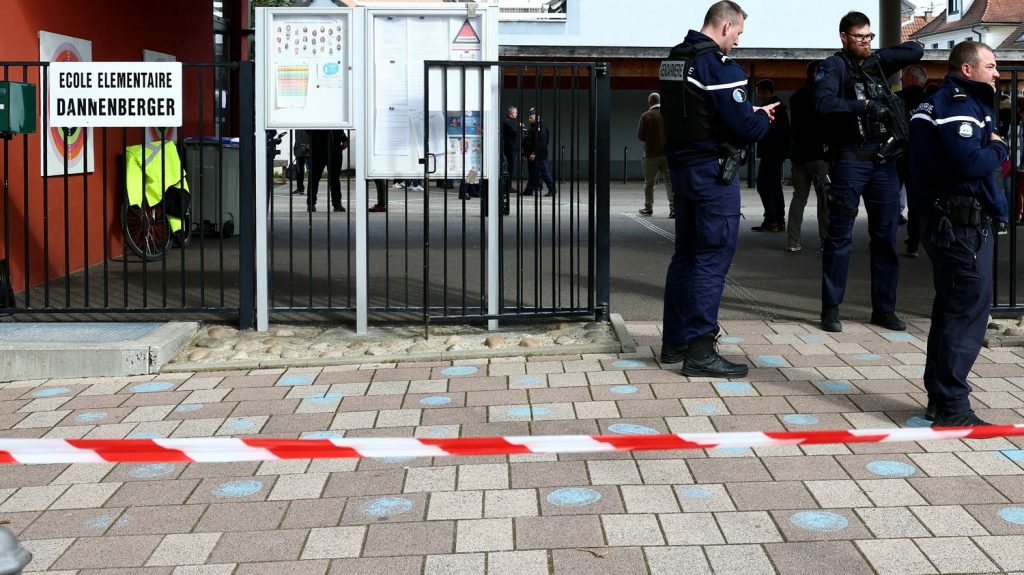 Agression de deux fillettes dans le Bas-Rhin : "Avant de parler, il s'agit de beaucoup écouter les enfants qui vont spontanément poser des questions", explique un psychiatre
La cellule médico-psychologique pour les enfants de Souffelweyersheim va rester ouverte pendant les vacances, qui débutent vendredi soir dans l'académie de Strasbourg. Dominique Mastelli, médecin psychiatre, est responsable de cette cellule.