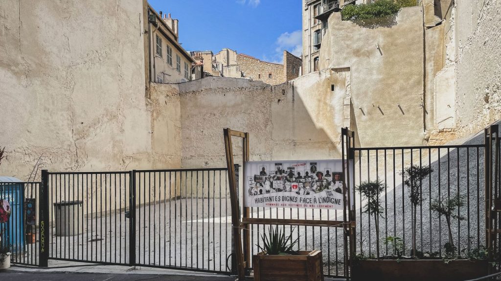 Drame de la rue d'Aubagne à Marseille : quatre personnes physiques et morales seront jugées pour "homicides et blessures involontaires"
Dans l'ordonnance de renvoi, consultée par France Inter, les magistrats instructeurs pointent notamment l'absence de travaux, d'entretien ou encore de diagnostic sérieux dans les immeubles qui se sont effondrés en 2018, faisant huit morts.