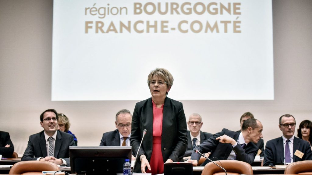 Bourgogne-Franche-Comté : le groupe RN à la région brandit des pancartes associant les étrangers à des violeurs, la séance suspendue
La séance du conseil régional de Bourgogne-France-Comté a été suspendue après que les élus du Rassemblement national ont levé des pancartes associant les étrangers à des violeurs, rapporte France Bleu Bourgogne.