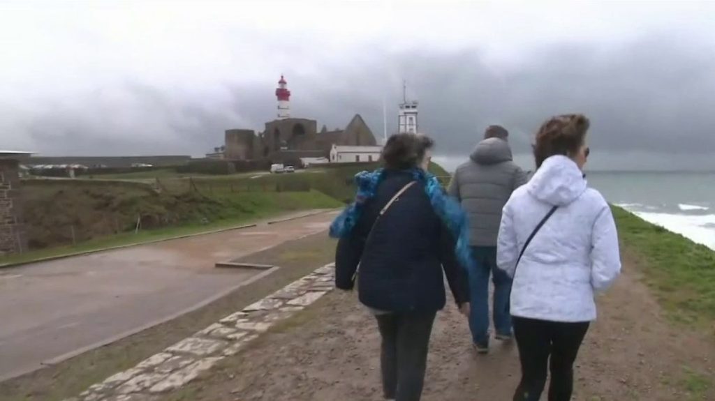 Dépression Pierrick : dans le Finistère, des rafales atteignant les 130 km/h
La dépression Pierrick a soufflé dès les premières heures, lundi 8 avril, sur le Finistère. Le département breton a été placé en vigilance orange et les habitants sont invités à la plus grande vigilance.