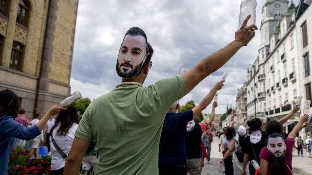 Iran : le rappeur Toomaj Salehi a été condamné à mort pour son soutien aux manifestations après le décès de Mahsa Amini
Le tribunal révolutionnaire avait accusé Toomaj Salehi d'"incitation à la sédition, rassemblement, conspiration, propagande contre le système et appel aux émeutes", selon son avocat.