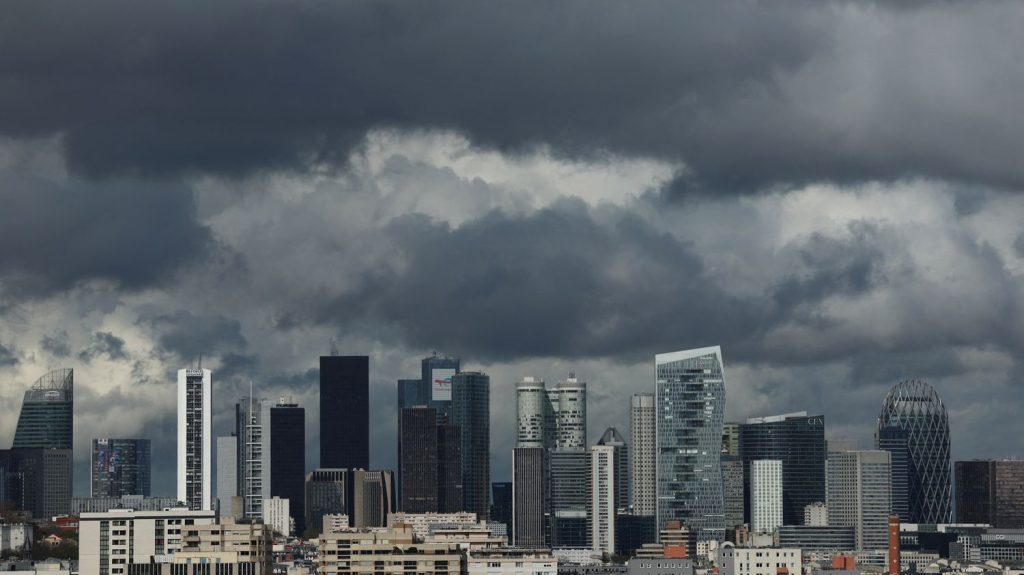 Les PDG du CAC 40 ont gagné 130 fois plus que leurs salariés en 2022, dénonce un rapport d'Oxfam
Selon l'ONG, entre 2019 et 2022, la rémunération des PDG des 40 entreprises les plus importantes à la Bourse de Paris "a augmenté de 27%" alors que le salaire moyen au sein de ces groupes "n'a augmenté que de 9%".