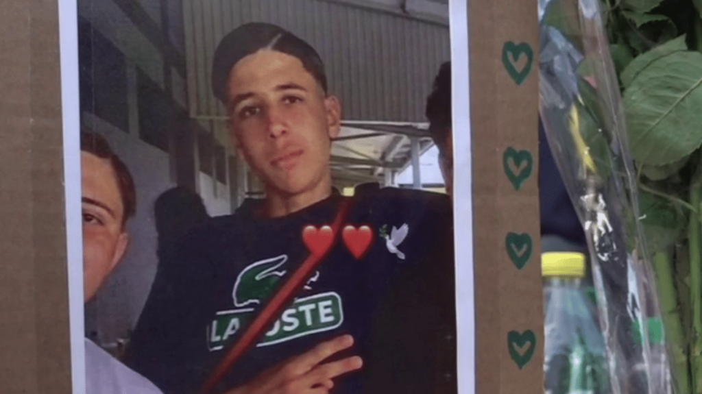 Adolescent tué à Romans-sur-Isère : un rassemblement s'est tenu en hommage à Zakaria
Une centaine de personnes se sont rassemblées en hommage à Zakaria, dimanche 14 avril, à Romans-sur-Isère, dans la Drôme. Cet adolescent de 15 ans a été tué d'un coup de couteau alors qu'il tentait de s'interposer lors d'une altercation.