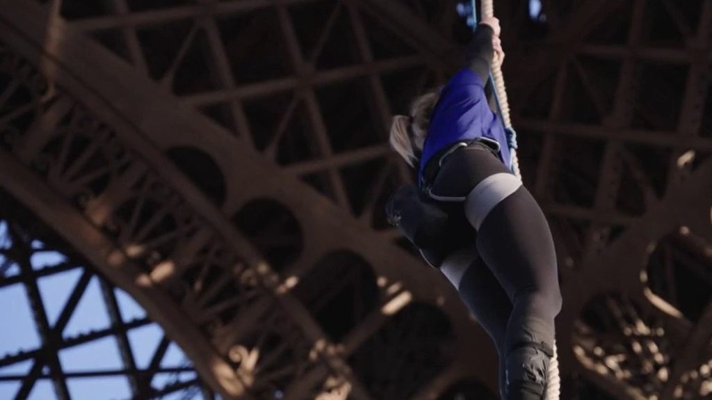 Record du monde : la championne Anouk Garnier atteint le deuxième étage de la tour Eiffel en 18 minutes à la corde
Mercredi 10 avril, l'athlète Anouk Garnier s'est hissée à la force des bras sur une corde jusqu'au deuxième étage de la tour Eiffel. Un exploit pour une juste cause, qui lui vaut un record du monde.
