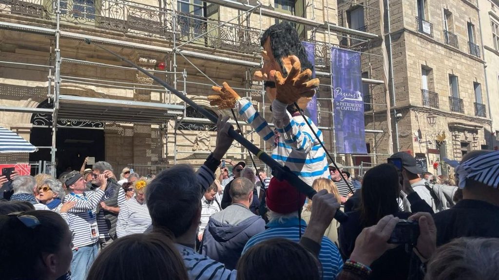 La ville de Pézenas dans l'Hérault reprend à la Bretagne le record du monde du nombre de marinières
La commune héraultaise avait perdu son titre début avril après avoir été battue par Roscoff dans le Finistère. Pézenas le récupère avec 924 personnes en marinières qui se sont rassemblées samedi matin.