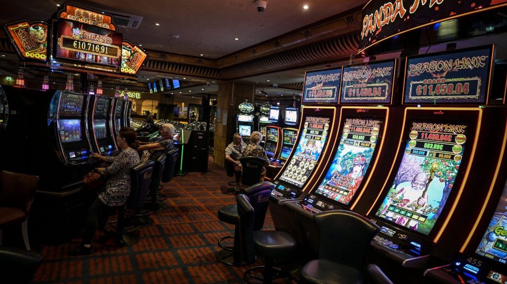 Casino, loto, paris sportifs… Les jeux d’argent ont battu des records en 2023
L’Autorité nationale des jeux vient de publier le chiffre d’affaires global du secteur. Les Français n’ont pas hésité à jouer malgré les questions liées au pouvoir d’achat.