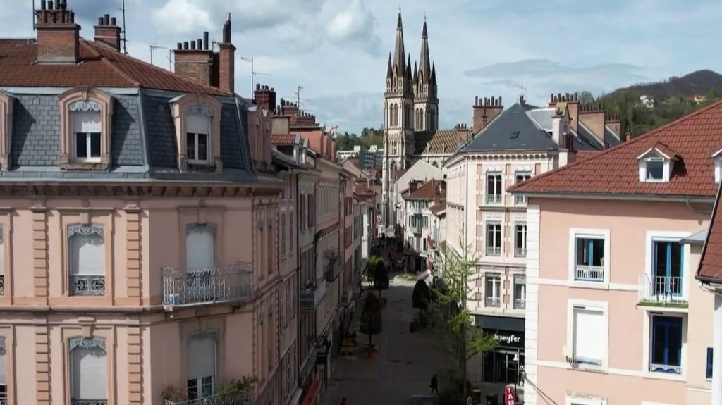 Isère : les solutions de Voiron pour redonner vie à son centre-ville
En France, les petites et moyennes communes souffrent souvent de la désertification de leurs commerces. Le centre-ville de Voiron (Isère) a pourtant réussi à retrouver son dynamisme grâce à un chasseur de subventions.