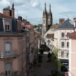 Isère : les solutions de Voiron pour redonner vie à son centre-ville
En France, les petites et moyennes communes souffrent souvent de la désertification de leurs commerces. Le centre-ville de Voiron (Isère) a pourtant réussi à retrouver son dynamisme grâce à un chasseur de subventions.