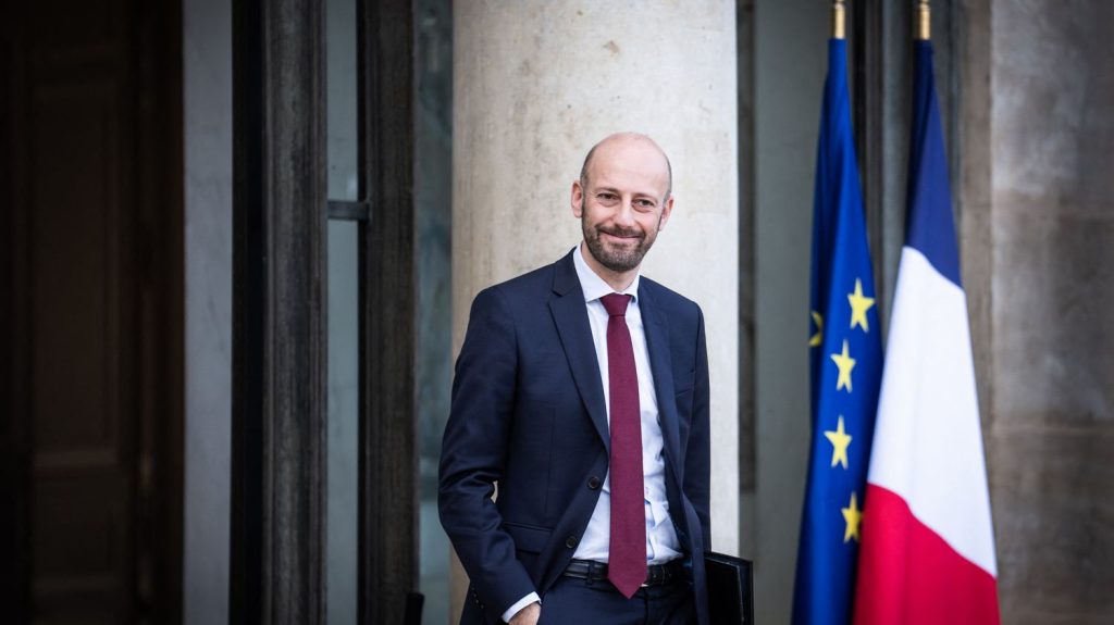 Fonction publique : "Je veux qu'on lève le tabou du licenciement", assume le ministre Stanislas Guerini
Son projet de réforme vise notamment à accentuer la rémunération au mérite des fonctionnaires et faciliter les mutations d'une branche à l'autre de la fonction publique.