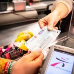 Tickets-restaurants : le paiement des courses alimentaires au centre des discussions du nouveau dispositif
La commission nationale des titres-restaurants est reçue jeudi à Bercy pour discuter du futur. Mais les possibles réformes inquiètent certains professionnels.