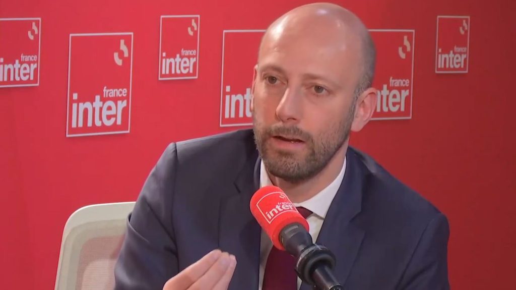 "Lever le tabou" du licenciement dans la fonction publique : "Je n'ai jamais été pris à défaut de critiquer les agents", se défend Stanislas Guerini
Depuis l'interview qu'il a donnée au "Parisien" autour de son projet de réforme, le ministre de la Transformation et de la Fonction publiques fait face à de vives critiques. Il y a répondu mercredi sur France Inter.