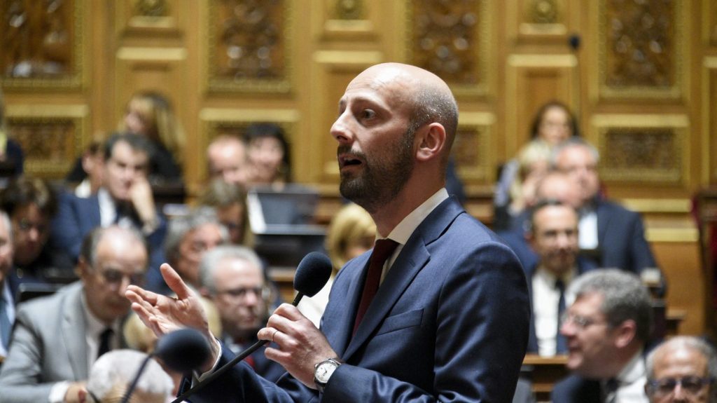 Licenciement, rémunération au mérite, refonte des catégories… Les pistes du gouvernement pour réformer la fonction publique
Le ministre de la Fonction publique a lancé mardi une concertation avec les syndicats de fonctionnaires autour de cette réforme. Stanislas Guerini entend présenter son projet de loi à la rentrée 2024.