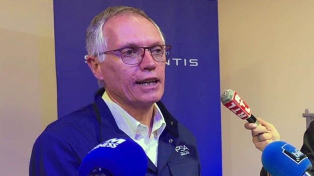 Stellantis : la rémunération de Carlos Tavares fait polémique
Alors que les actionnaires du groupe Stellantis ont validé l'importante rémunération de son directeur général, la colère monte parmi les salariés. Une loi pour encadrer le salaire des grands patrons pourrait voir le jour.