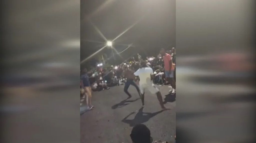La Réunion : de nouveaux combats de rue clandestins et des contrôles de sécurité renforcés
À La Réunion, une vaste opération de police pour lutter contre la délinquance. Le préfet Jérôme Filippini a décidé avec les élus de maintenir l’effort de sécurité sur le département, et de renouveler l’arrêté interdisant l’organisation des combats de rue ce week-end.
