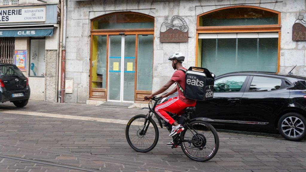Le Parlement européen valide une loi pour renforcer les droits des travailleurs des plateformes numériques
Le texte prévoit de requalifier comme salariés de nombreuses personnes travaillant aujourd'hui sous statut d'indépendants pour des services comme Uber ou Deliveroo.